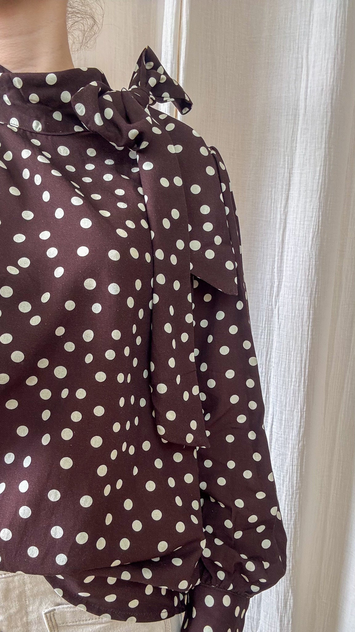 Détail col lavallière blouse marron à pois tissu fluide