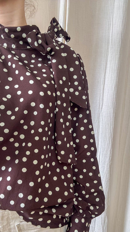 Détail col lavallière blouse marron à pois tissu fluide