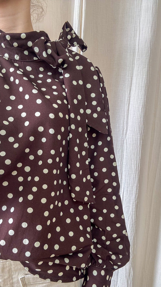 Détail col lavallière blouse marron à pois tissu fluide