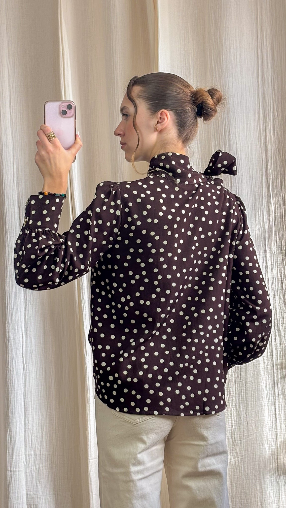 Blouse fluide marron à pois vue dos avec col lavallière