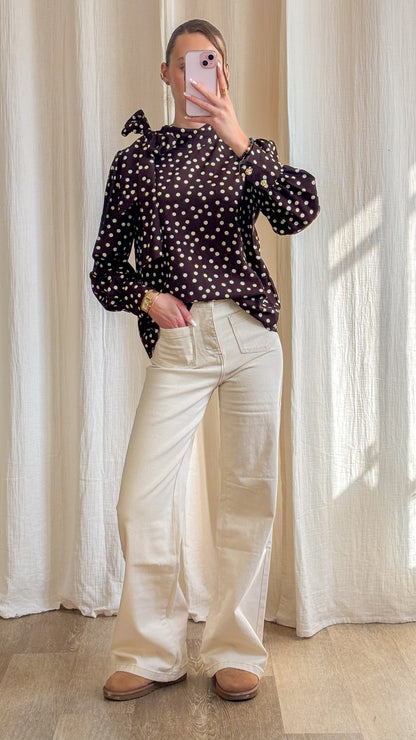 Blouse Alix à pois marron avec col lavallière noué vue face