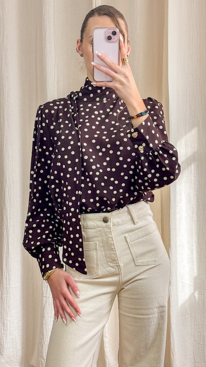Blouse marron à pois portée avec pantalon clair look élégant