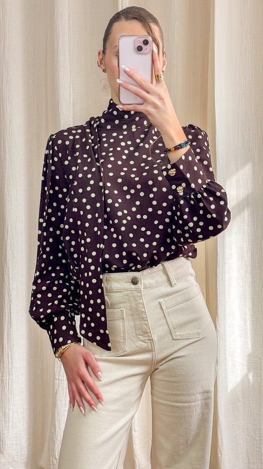 Blouse marron à pois portée avec pantalon clair look élégant