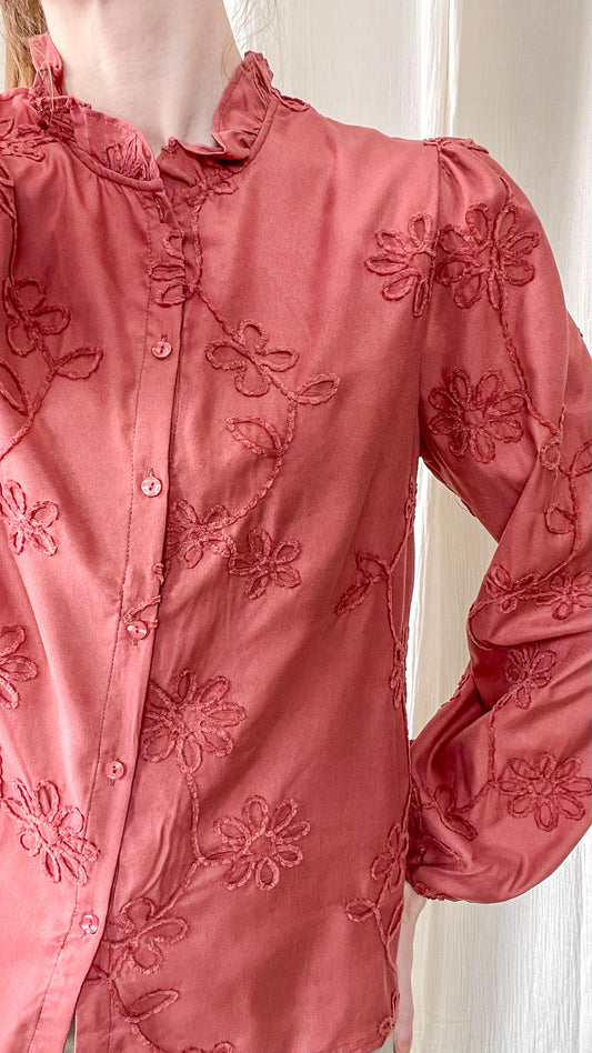 Détail blouse femme vieux rose brodée fleurs en relief tissu fluide