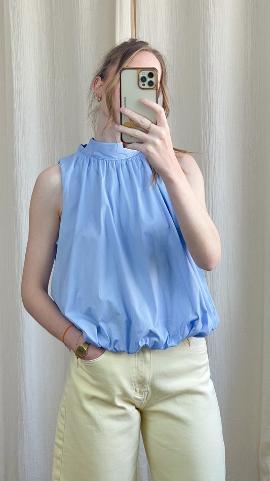 Blouse dos nu bleu ciel col montant froncé coupe ample sans manches femme style chic décontracté
