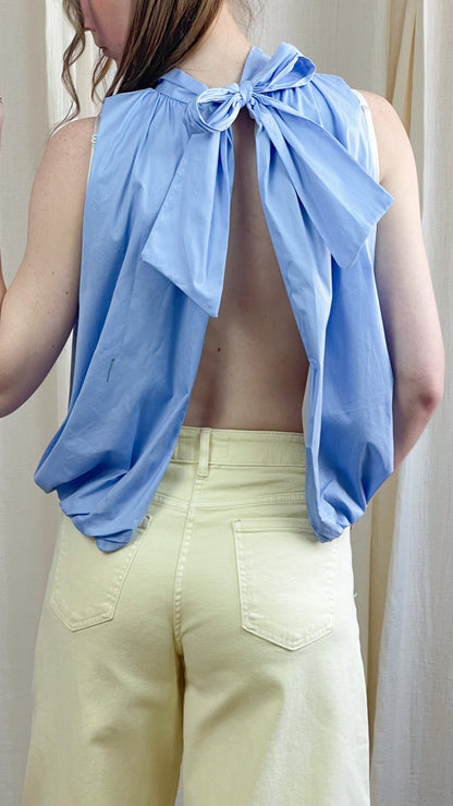 Blouse dos nu bleue à nouer avec grand noeud col montant et ouverture dos femme style élégant