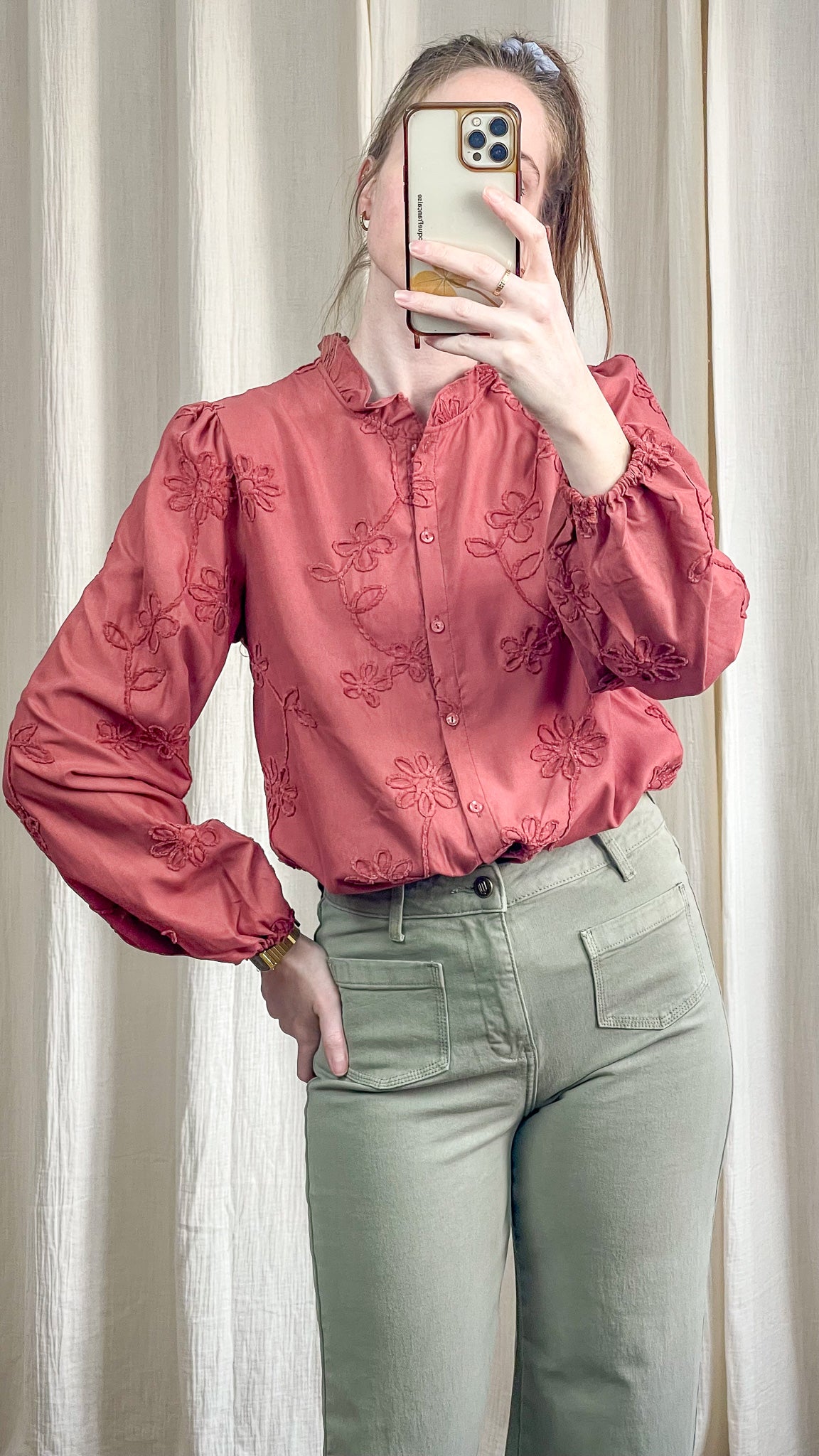 Blouse femme vieux rose brodée avec col volant manches longues coupe fluide