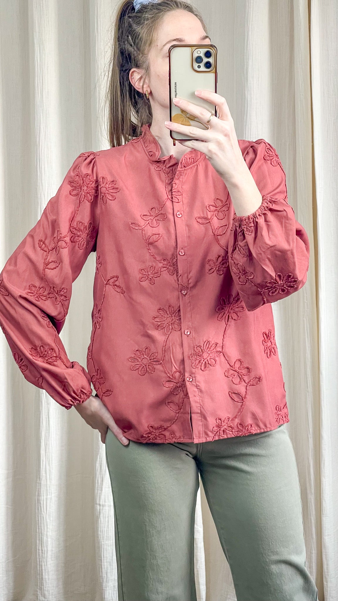 Blouse femme vieux rose brodée col volant portée avec pantalon kaki