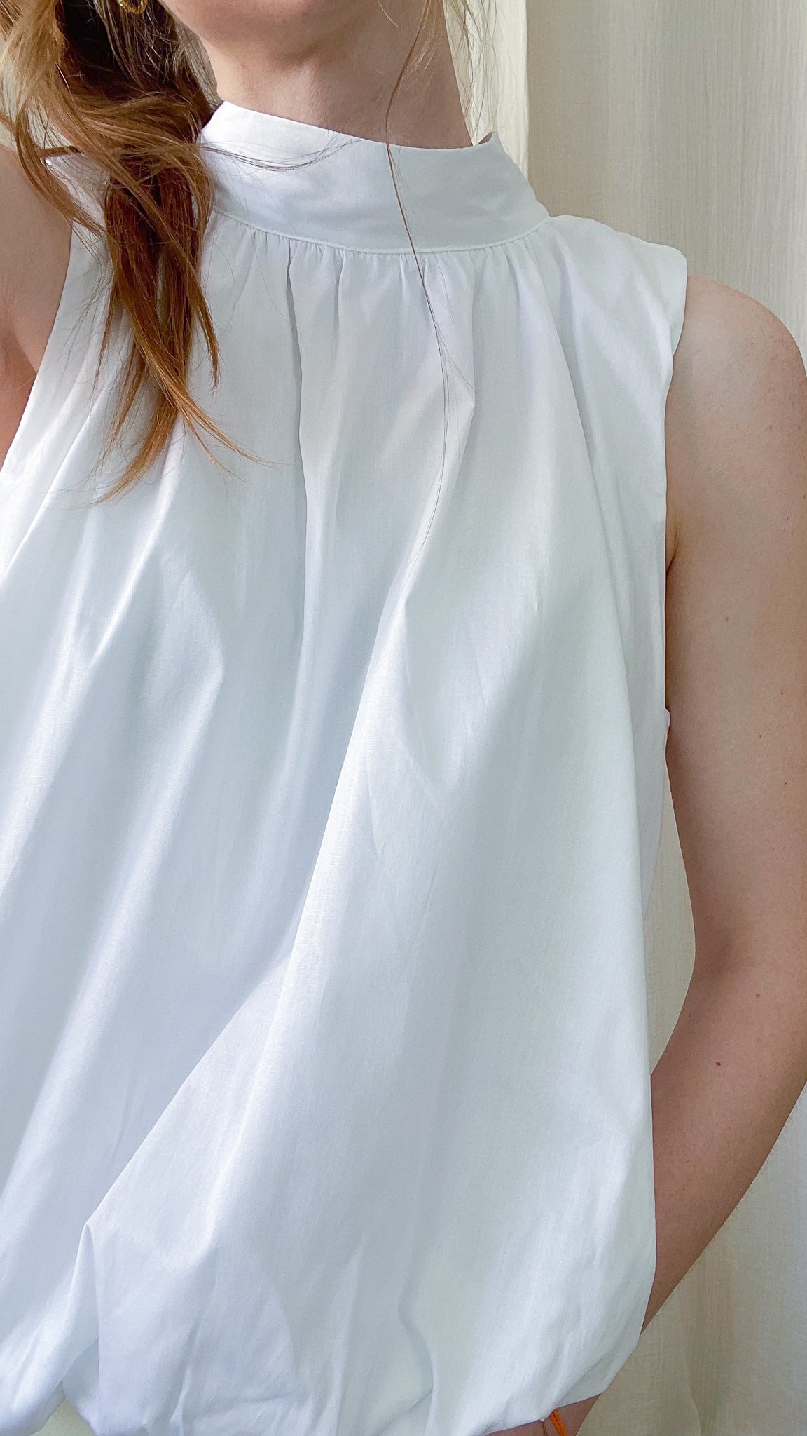 Blouse blanche dos nu col montant en coton fluide sans manches femme élégante