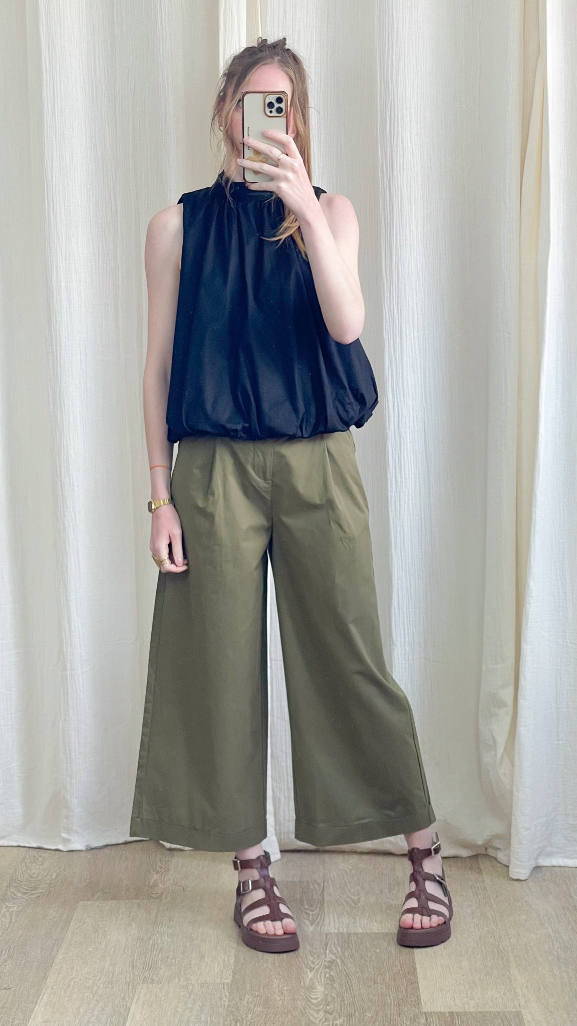 Blouse dos nu noire col montant sans manches à nouer, coupe fluide ample femme style minimaliste chic