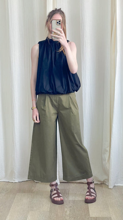 Blouse dos nu noire col montant sans manches à nouer, coupe fluide ample femme style minimaliste chic
