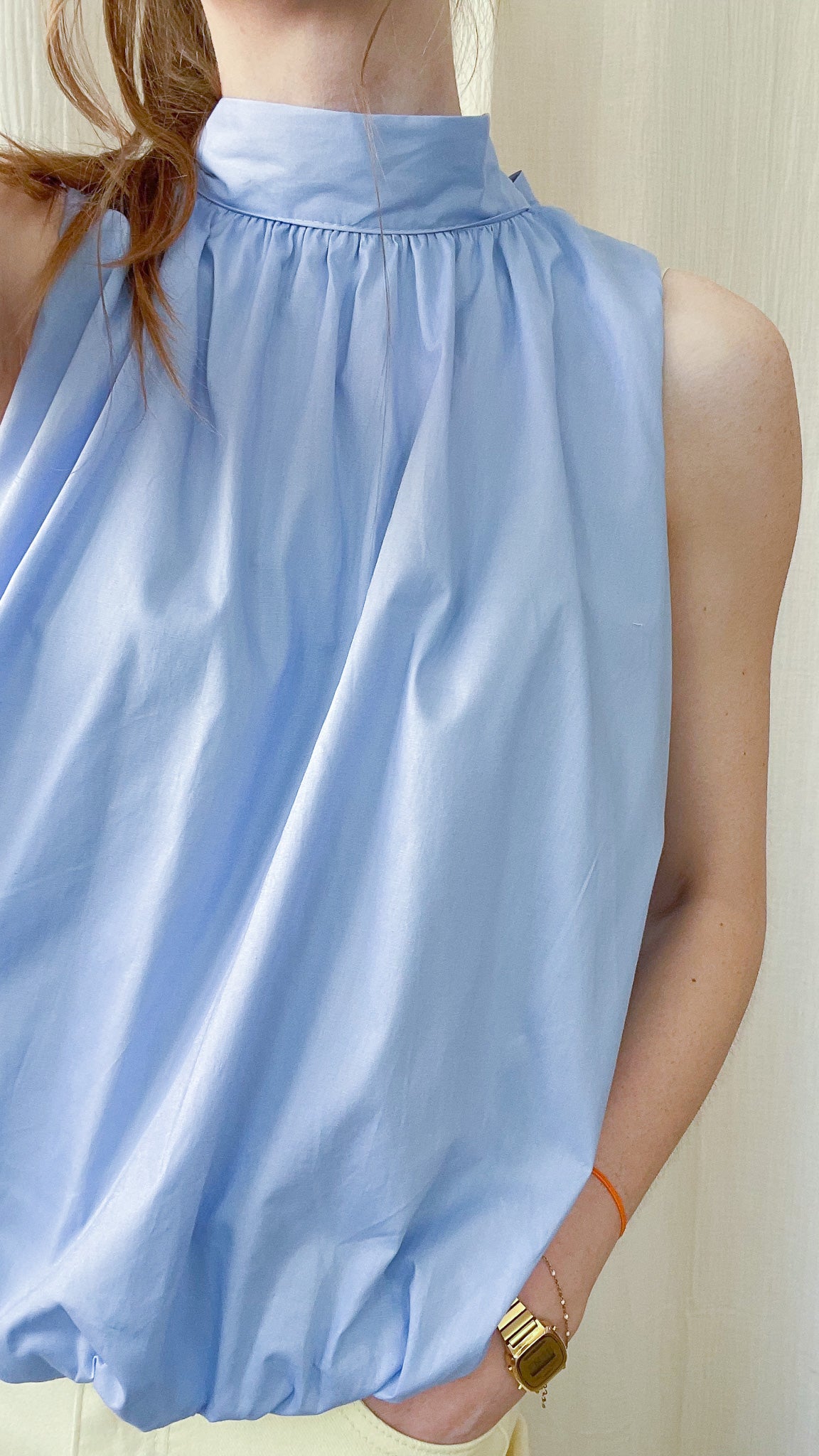 Blouse dos nu bleue ciel col montant froncé sans manches femme style élégant été
