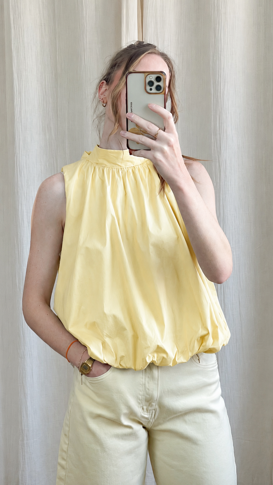 Blouse dos nu jaune paille col montant effet bouffant à nouer femme style été chic