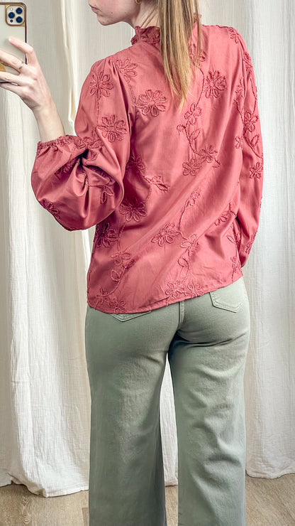 Blouse femme vieux rose brodée vue de dos manches longues