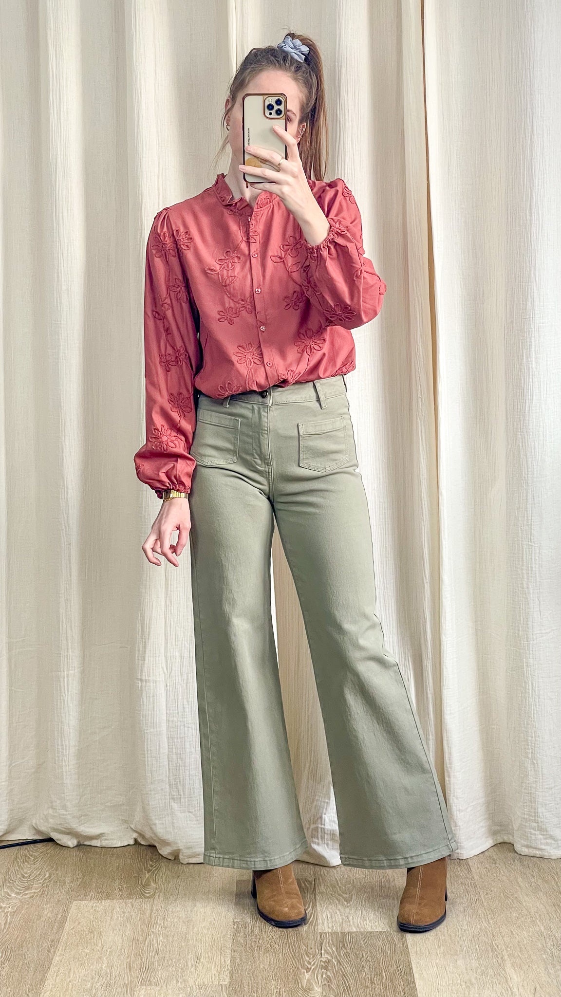 Blouse vieux rose brodée portée avec pantalon taille haute et bottines look complet