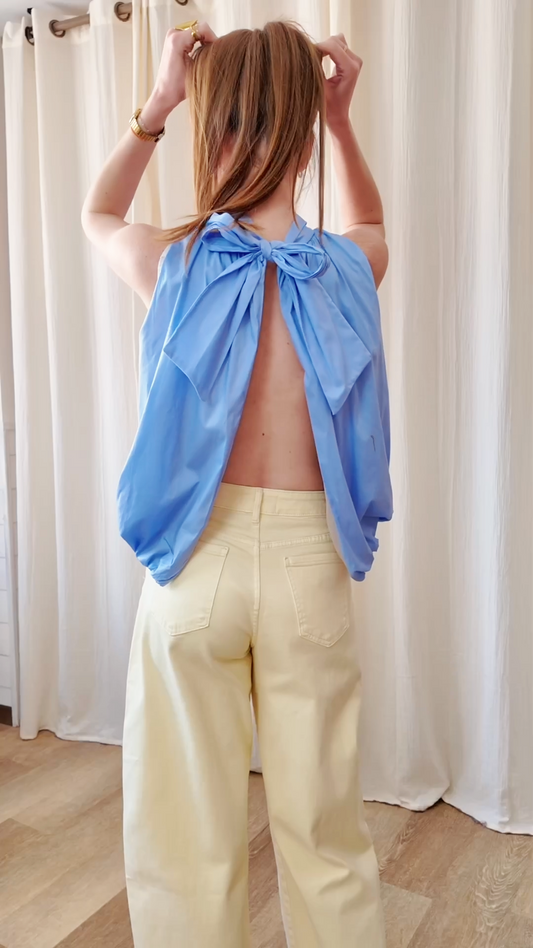 Blouse dos nu bleue à nouer avec col montant et grand noeud élégant femme style chic estival