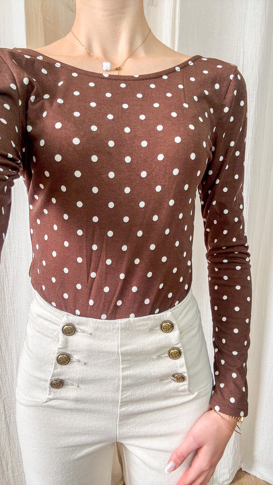 Détail body marron à pois avec pantalon taille haute boutons dorés