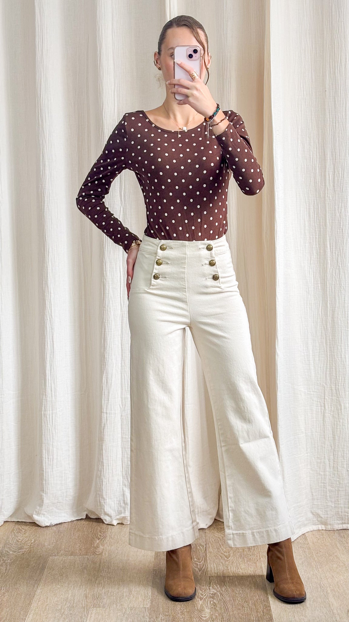 Body Luna marron à pois porté avec pantalon taille haute beige vue de face