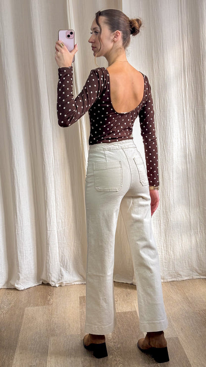Body marron à pois dos nu échancré porté avec pantalon beige vue dos