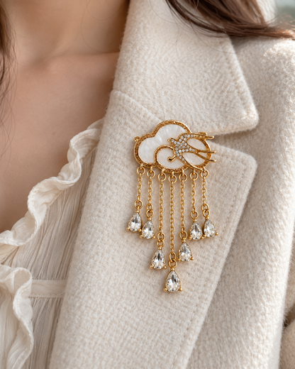 Broche nuage nacré doré avec hirondelle strass et pendentifs gouttes cristal, accessoire bijou fantaisie femme élégant