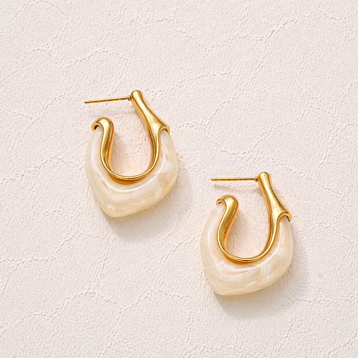 Boucles d’oreilles anneau doré avec résine marbrée ivoire effet nacré 3 cm acier inoxydable
