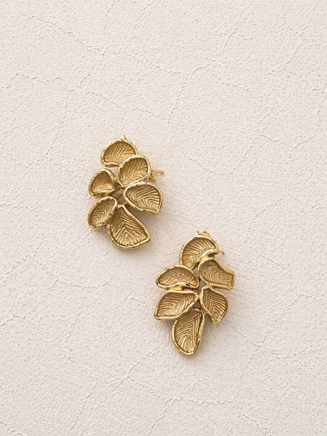 Boucles d'oreilles puces grappe feuilles dorées texturées nervures 3cm