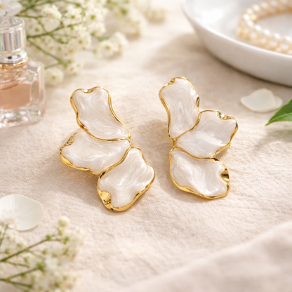 Boucles d’oreilles fleur blanche nacrée contour doré  – bijou fantaisie femme Just for Dress