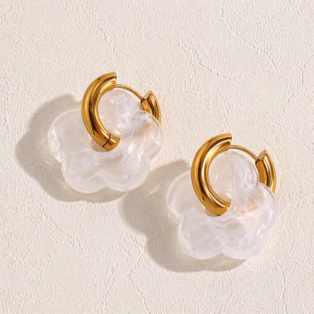 Boucles d'oreilles créoles dorées fleur résine blanche transparente acier inoxydable