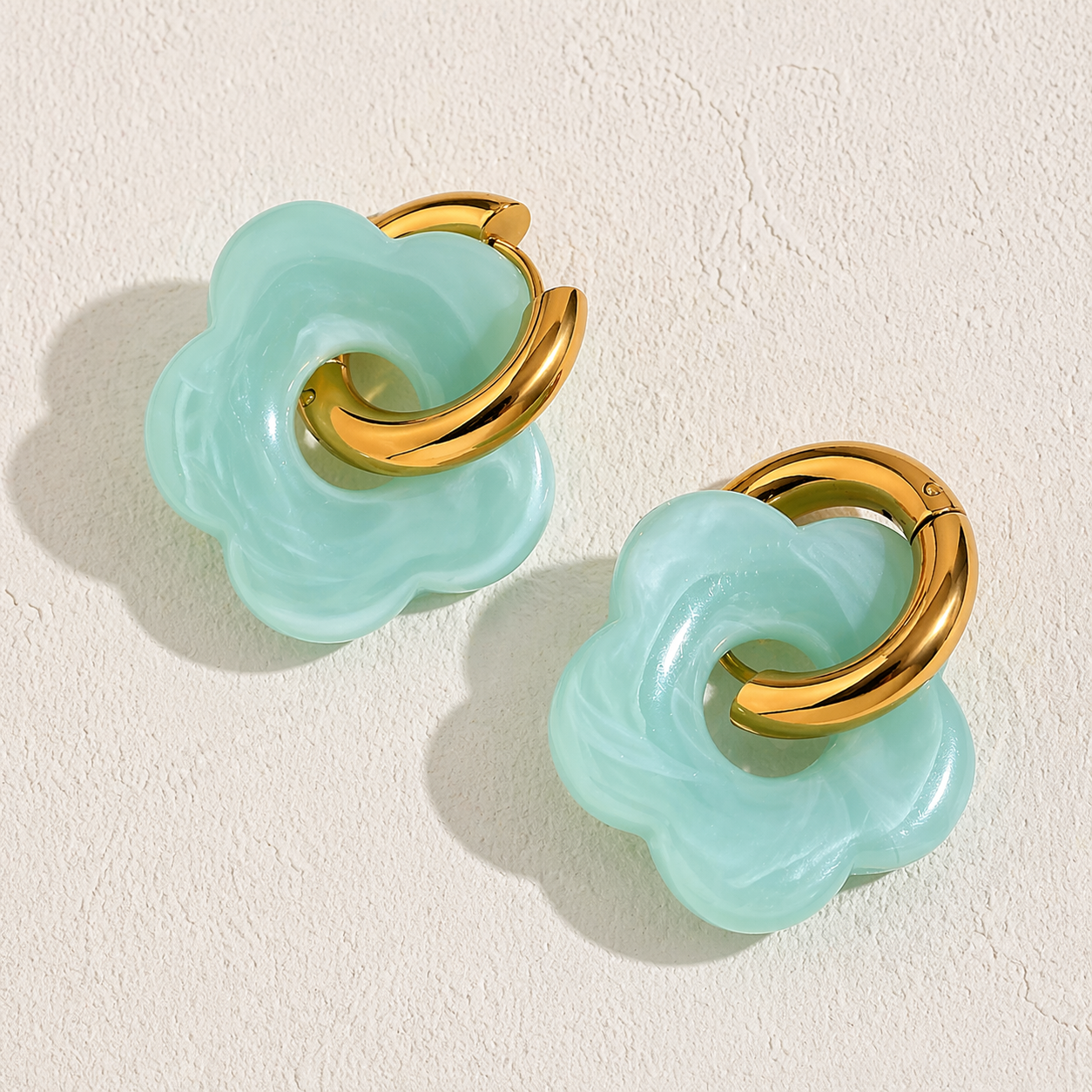Boucles d'oreilles créoles dorées fleur résine vert menthe acier inoxydable