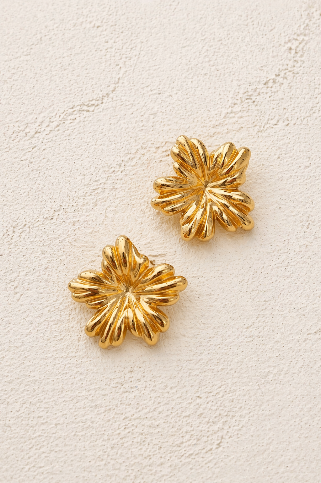 Boucles d’oreilles puces fleur dorée pétales relief rayonnant 2,5 cm acier inoxydable