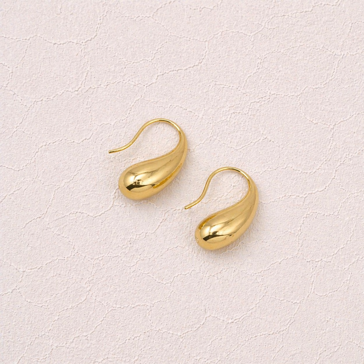 Boucles d’oreilles puces goutte dorée lisse effet miroir 2 cm acier inoxydable