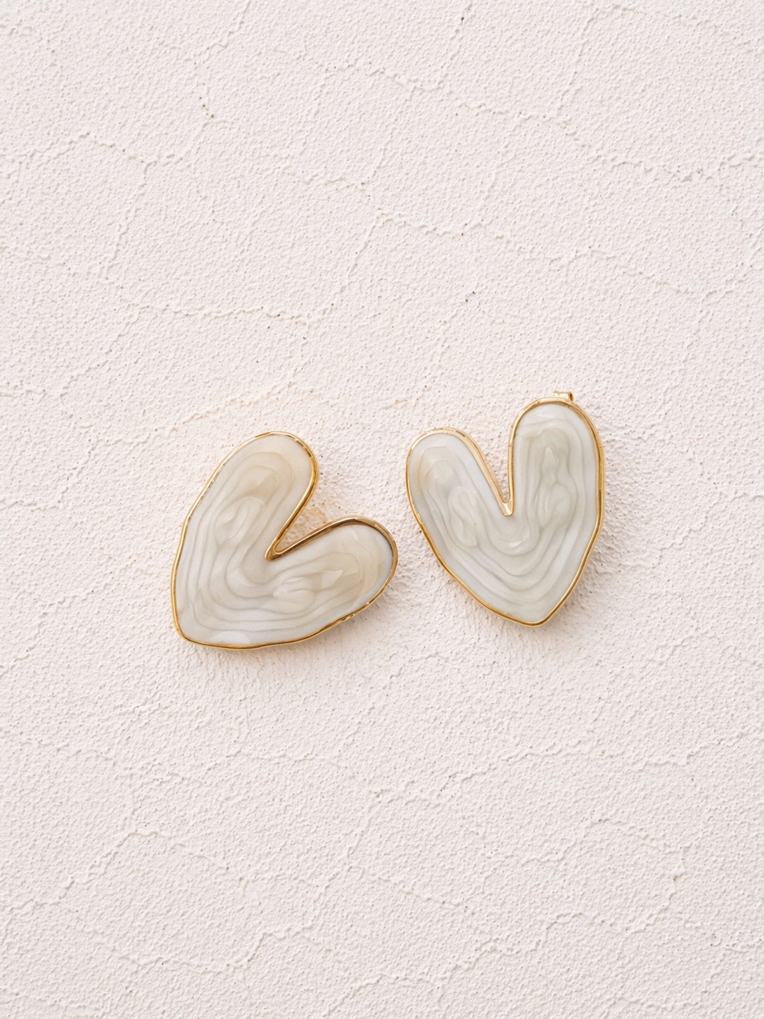 Puces boucles d'oreilles cœur émaillé blanc crème contours dorés 2,5cm