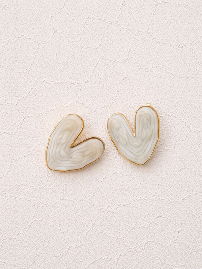 Puces boucles d'oreilles cœur émaillé blanc crème contours dorés 2,5cm