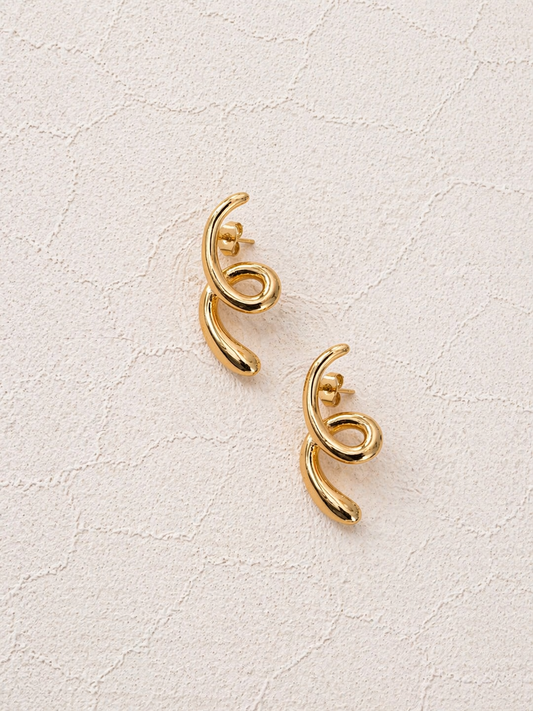 Boucles d'oreilles puces vague dorée forme organique sculptée sinueuse 3cm