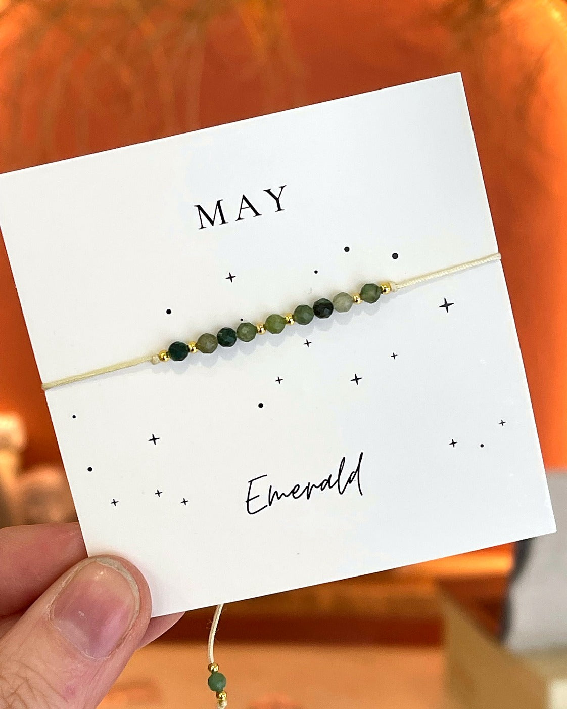 Bracelet cordon ajustable pierre de naissance mai émeraude perles vertes et dorées femme