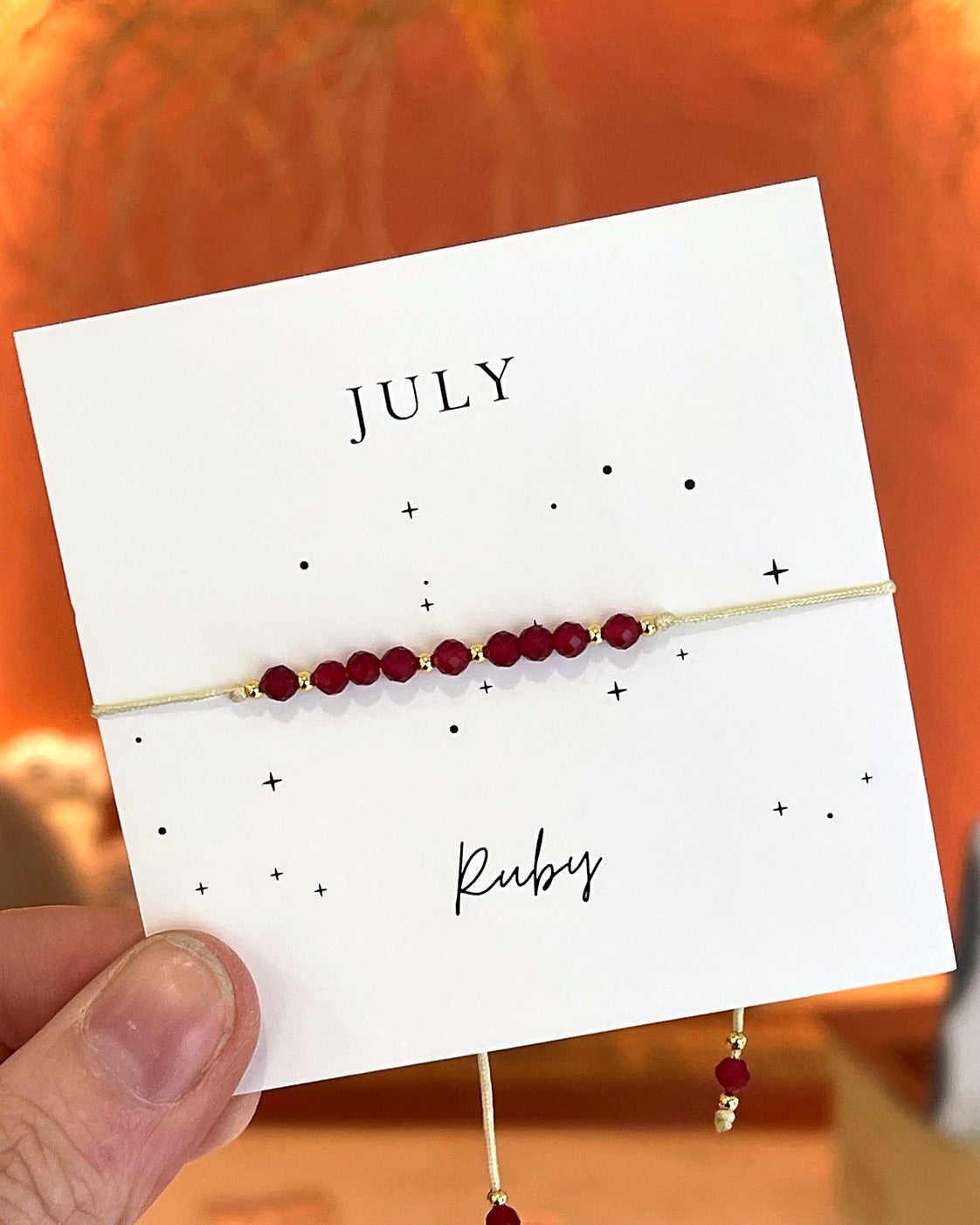 Bracelet cordon ajustable pierre de naissance rubis juillet perles rouges facettées et dorées femme