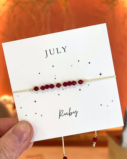 Bracelet cordon ajustable pierre de naissance rubis juillet perles rouges facettées et dorées femme