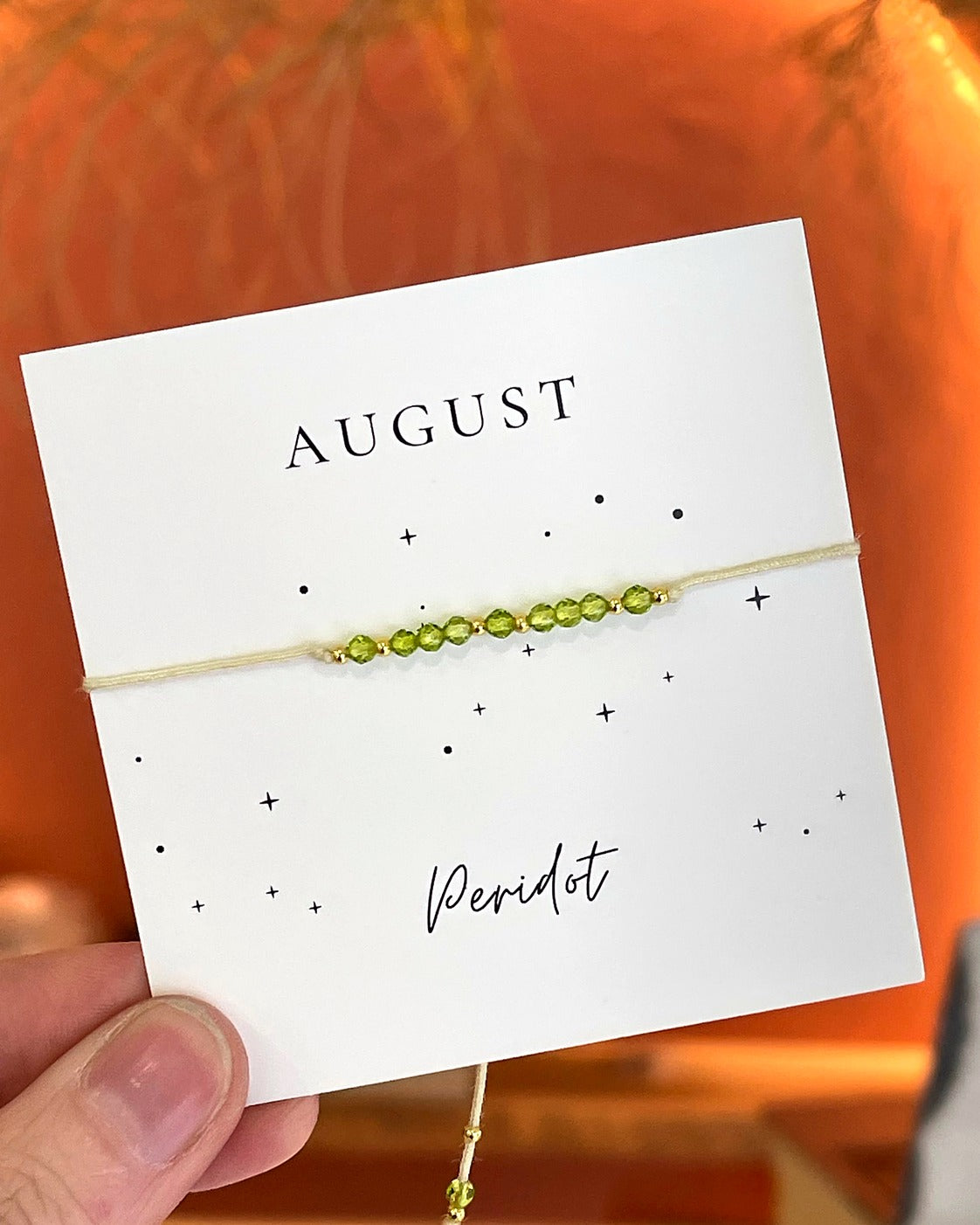 Bracelet cordon ajustable pierre de naissance août péridot vert avec perles dorées femme