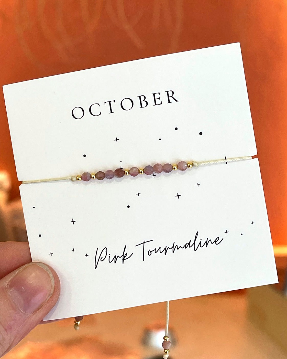 Bracelet cordon beige ajustable perles tourmaline rose octobre pierre de naissance femme avec accents dorés