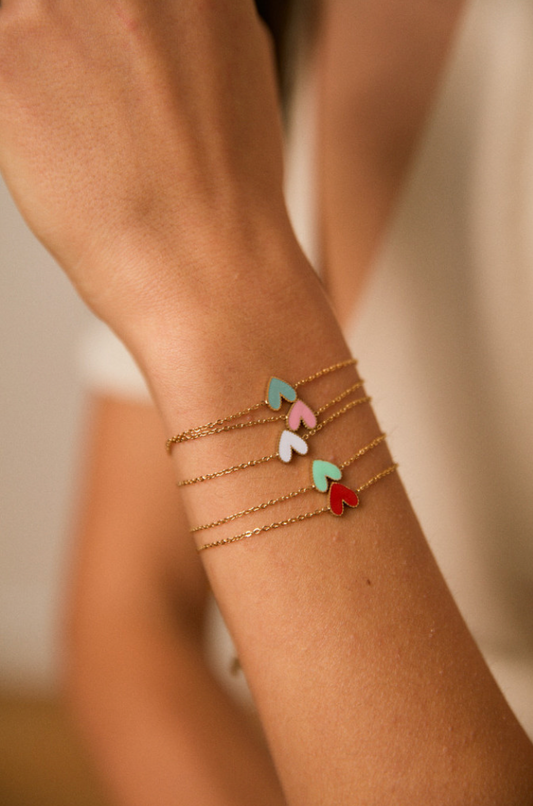 Bracelets mini cœur émaillé chaîne dorée acier inoxydable en 12 coloris portés au poignet — cadeau Fête des Mères