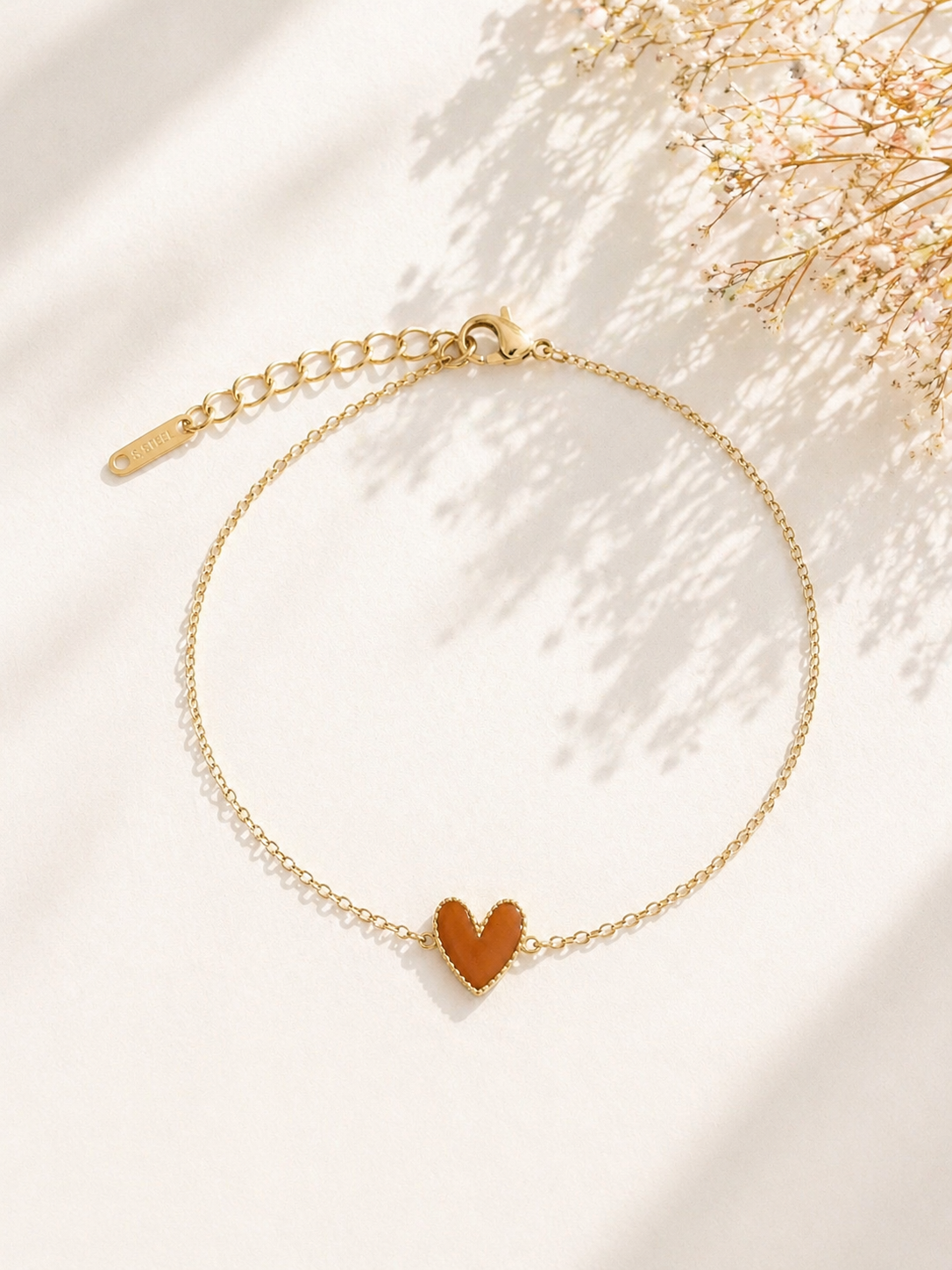 Bracelets mini cœur émaillé chaîne dorée acier inoxydable couleur marron camel — cadeau Fête des Mères
