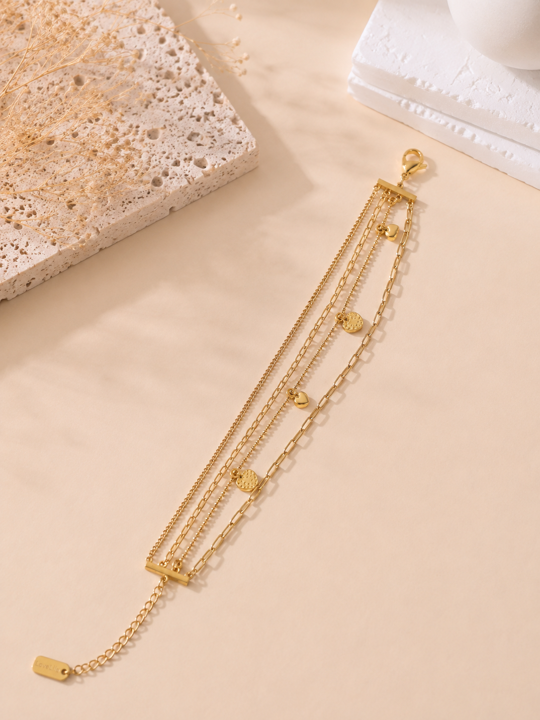 Bracelet quadruple rangs doré avec chaînes variées et breloques cœur médaillon bijou femme tendance