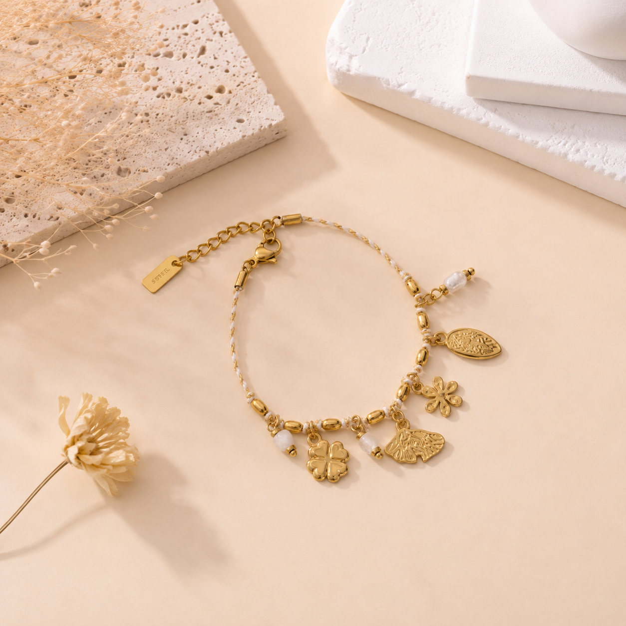 Bracelet cordon et charms dorés - Breloques trèfle et fleur