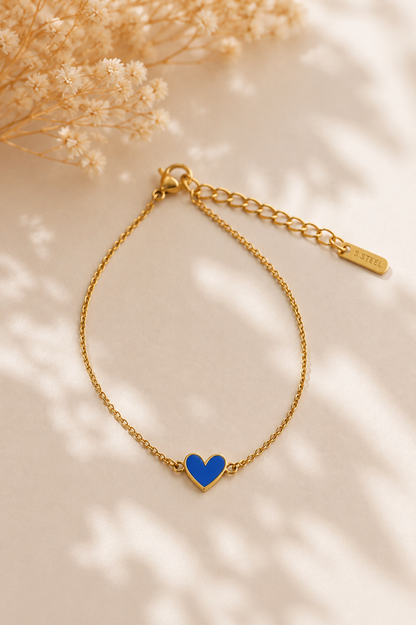 Bracelet fin chaîne dorée acier inoxydable avec mini cœur émaillé bleu, bijou minimaliste femme élégant