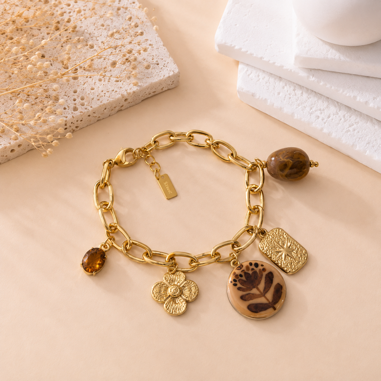 Bracelet chaîne dorée avec breloques fleur, pierre ambrée et médaillon motif floral style bohème chic femme