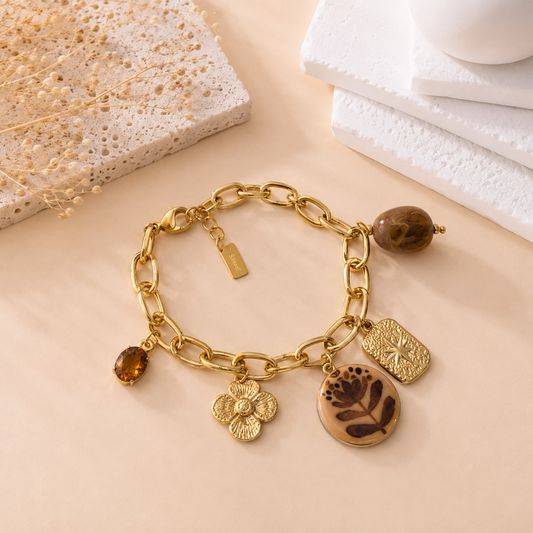 Bracelet chaîne dorée avec breloques fleur, pierre ambrée et médaillon motif floral style bohème chic femme