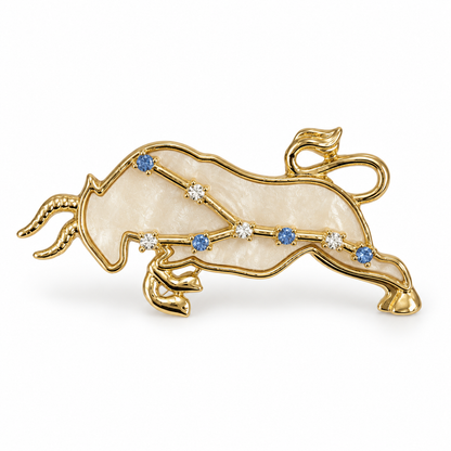 Broche dorée signe astrologique Taureau avec constellation en strass bleus et blancs sur nacre femme