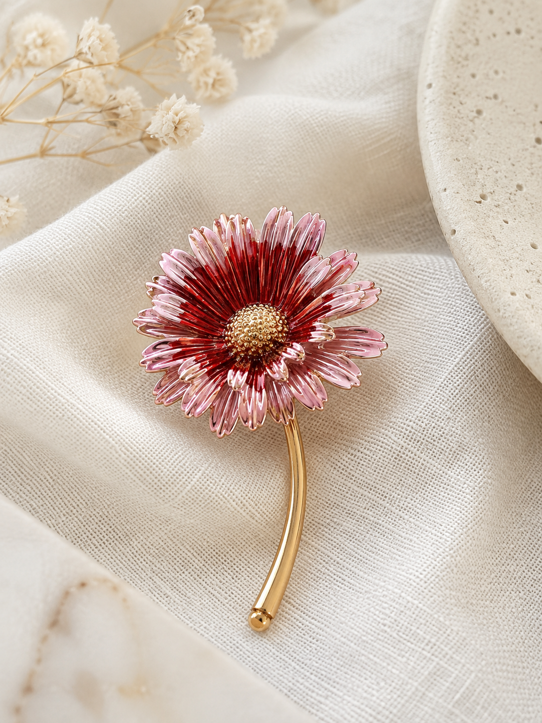 Broche marguerite rose et bordeaux avec tige dorée, accessoire bijou floral élégant femme style romantique