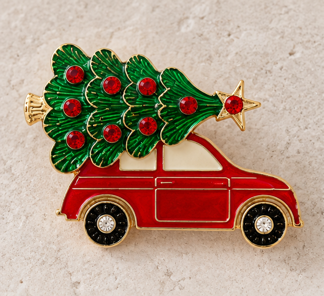 Broche fantaisie voiture rouge avec sapin de Noël émaillée ornée de strass rouges et blancs accessoire bijou fêtes femme