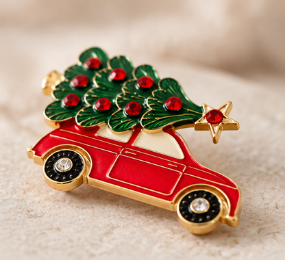 Broche fantaisie voiture rouge avec sapin de Noël émaillée dorée ornée de strass, accessoire bijou festif femme